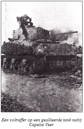 Een voltreffer op een geallieerde tank nabij Capelse Veer