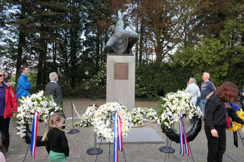 herdenking kransen jan de rooij beeld