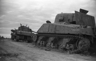 Q 28 Afbeelding van tanks op zandweg 2a09278f