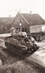 Q 28 een tank in sprang capelle met op de achtergrond raadhuisstraat 29 het huis van de familie nieuwenhuizen